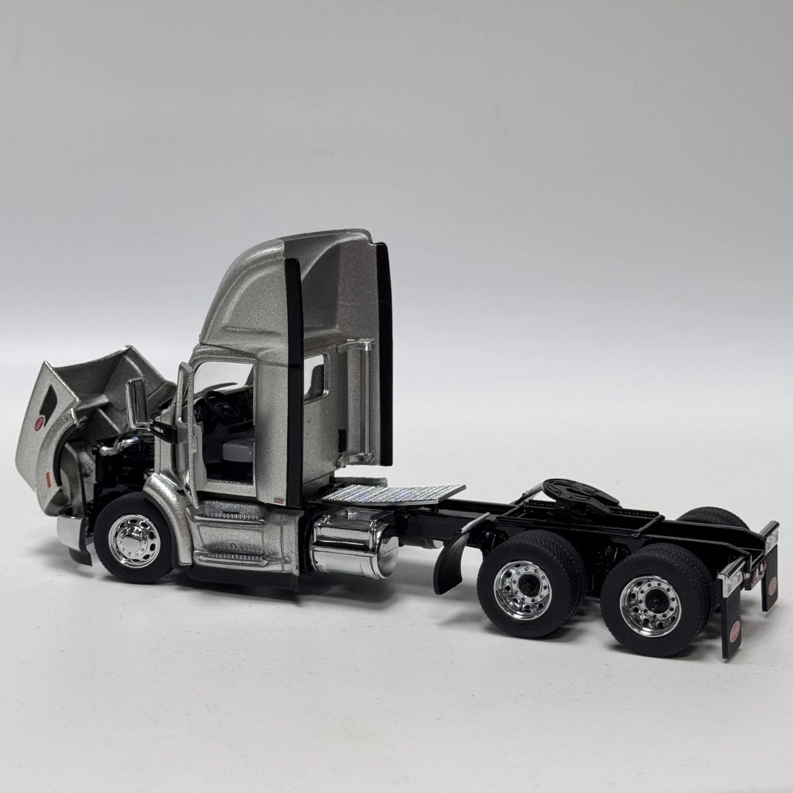 1/50 Peterbilt 579 Truck Alloy Model, Doors & Hood Open, Minor Flaw Display 07FC0E-D4 - KOEEK