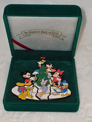 Disney Christmas Characters Decorating Tree puzzle pin DISNEY - KOEEK