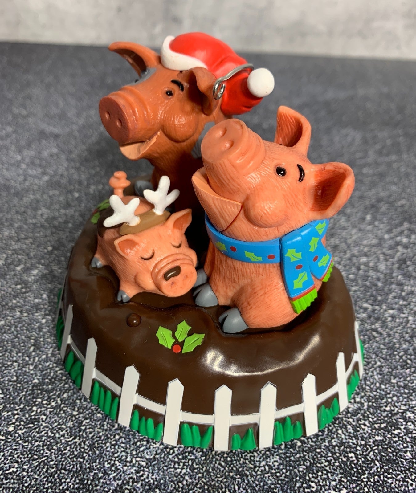 - Hallmark Christmas Ornament YULE HOGS Pigs 2014 Magic Sound & Motion Decor HALLMARK - KOEEK